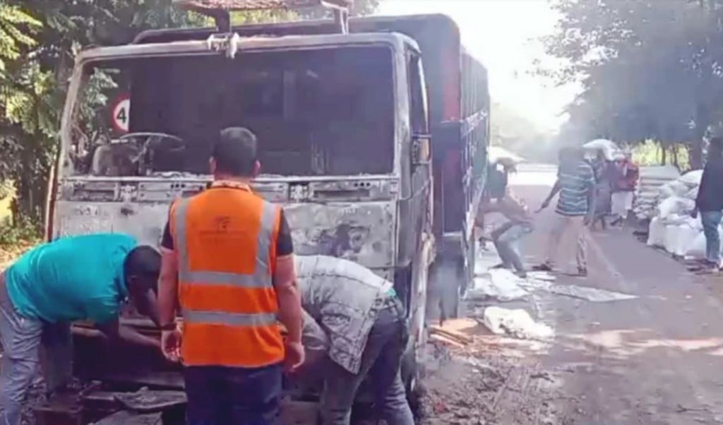 Fire on a cargo truck and attack on police vehicles in Madaripur 1763016824 মাদারীপুরে মালবাহী ট্রাকে আগুন ও পুলিশের গাড়িতে হামলা