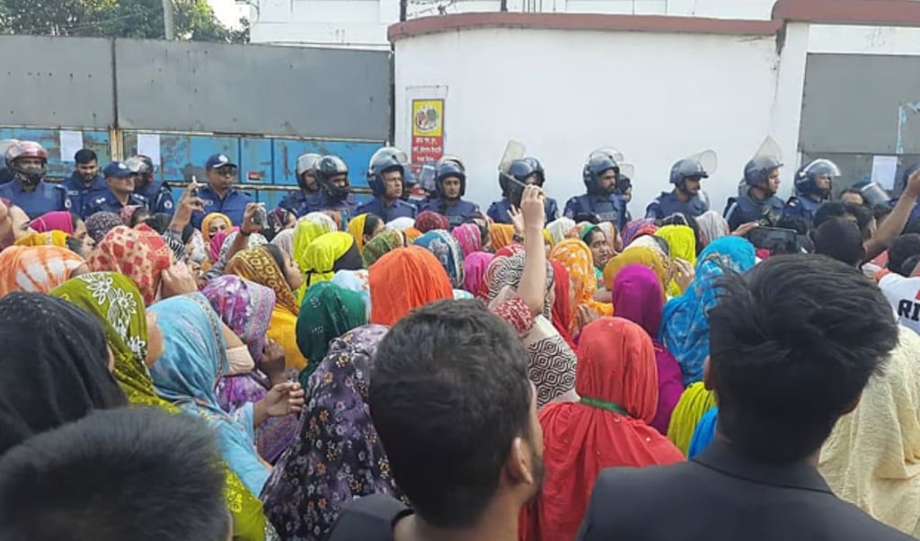 Garment Factory in Gazipur Closed Indefinitely Workers Stage Intense Protest 1764059128 গাজীপুরে পোশাক কারখানা অনির্দিষ্টকালের জন্য বন্ধ, শ্রমিকদের তীব্র বিক্ষোভ