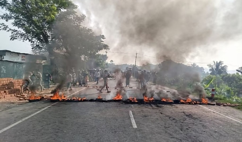 Highways in Faridpur Blocked with Fire Vehicle Movement Halted 1763010398 ফরিদপুরে দুই মহাসড়কে আগুন জ্বালিয়ে অবরোধ, যানবাহন চলাচল বন্ধ