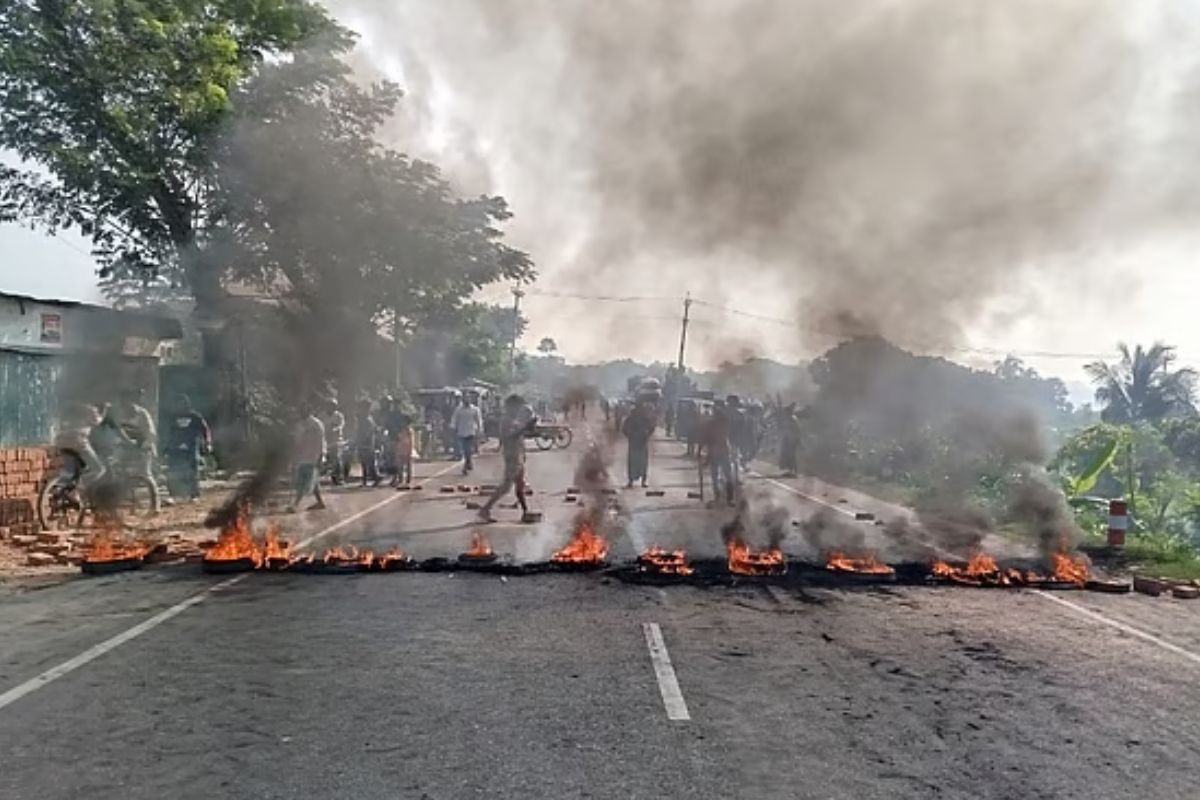 ফরিদপুরে দুই মহাসড়কে আগুন জ্বালিয়ে অবরোধ, যানবাহন চলাচল বন্ধ