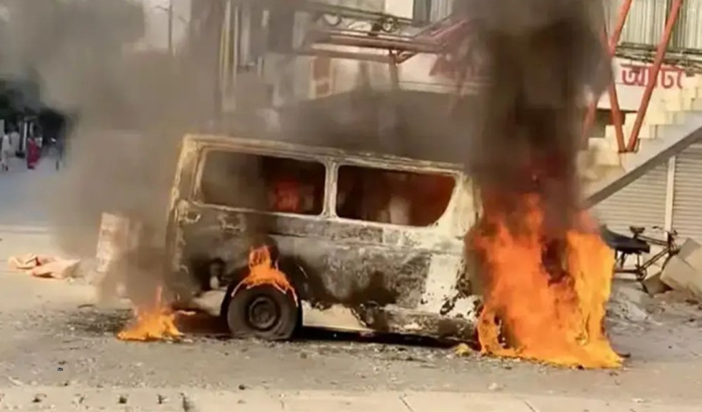 Microbus Catches Fire on Jasim Uddin Road in Uttara 1762930143 উত্তরা জসীম উদ্দিন রোডে মাইক্রোবাসে আগুন