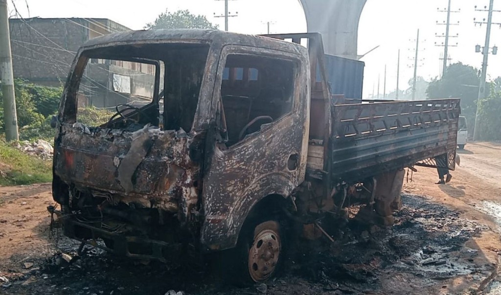 Miscreants set fire to a pickup van beside the road in Ashulia 1763100526 আশুলিয়ায় সড়কের পাশে পিকআপ ভ্যানে দুর্বৃত্তদের আগুন