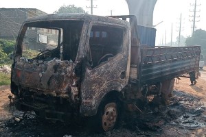 আশুলিয়ায় সড়কের পাশে পিকআপ ভ্যানে দুর্বৃত্তদের আগুন
