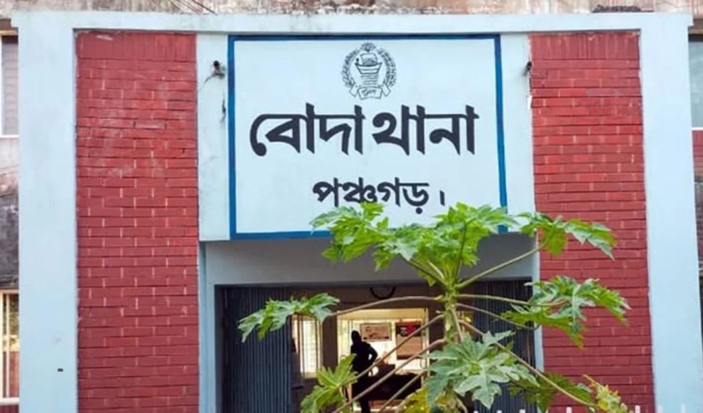 Mobile court attacked by angry mob after seizing banned polythene in Boda 1762924069 পলিথিন জব্দে ভ্রাম্যমাণ আদালতের ওপর বিক্ষুব্ধ জনতার হামলা