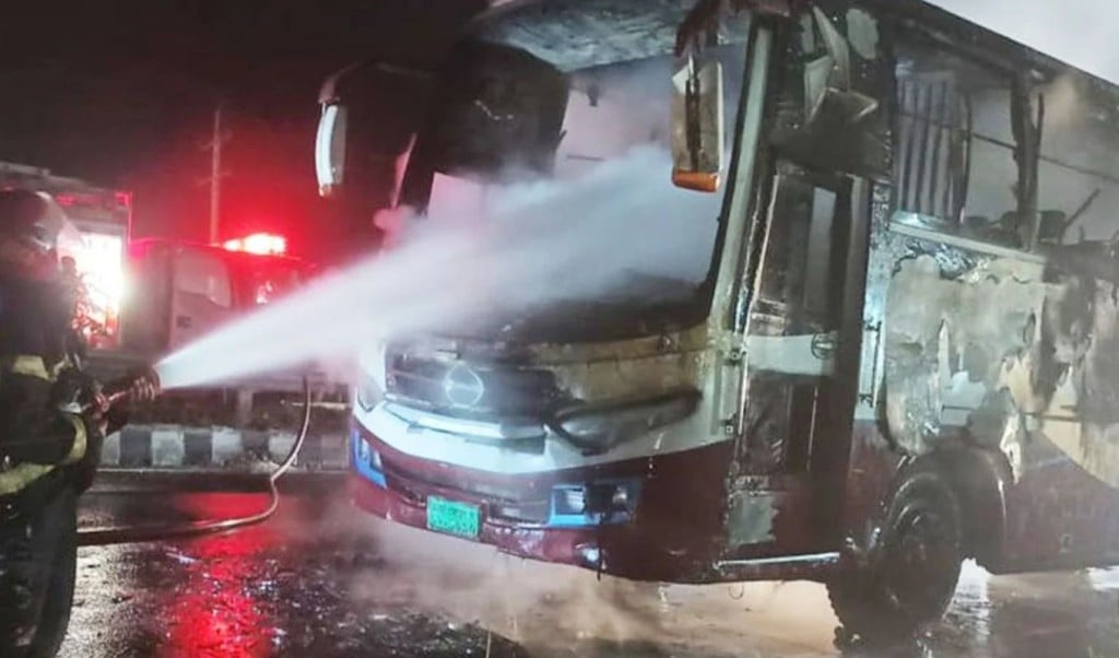 Passenger Bus Set on Fire on Dhaka–Tangail Highway at Midnight 1763012129 ঢাকা-টাঙ্গাইল মহাসড়কে যাত্রীবাহী বাসে মধ্যরাতে আগুন