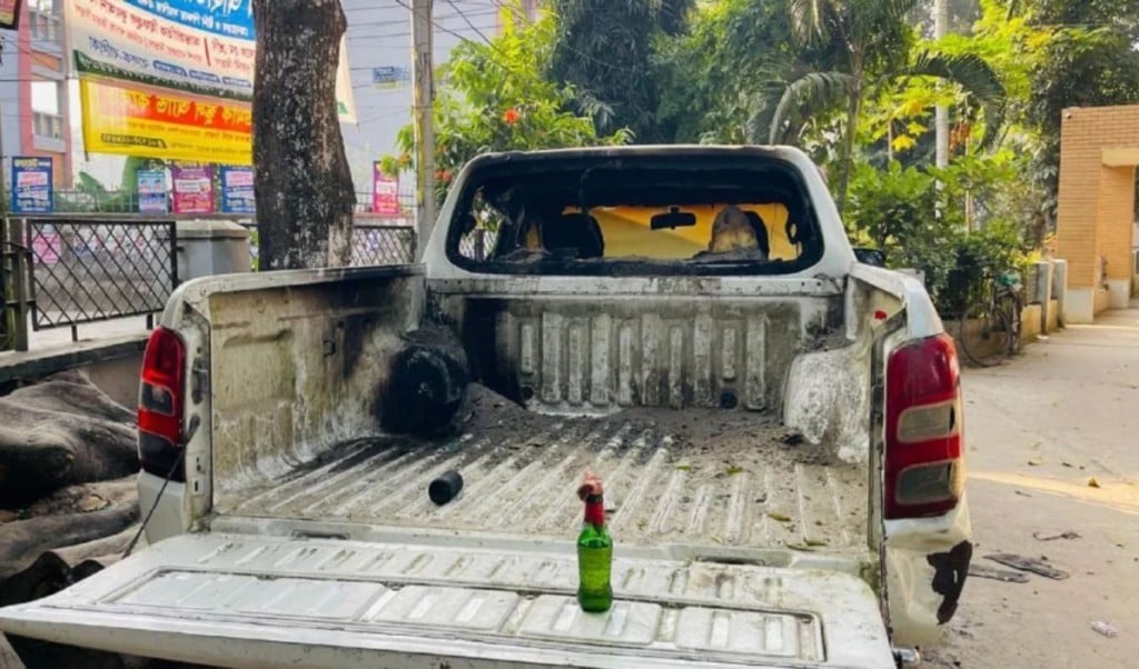 Petrol Bombs Thrown at Public Works Department and Grameen Bank in Gopalganj 1763013928 গোপালগঞ্জে গণপূর্ত ও গ্রামীণ ব্যাংকে পেট্রোল বোমা নিক্ষেপ