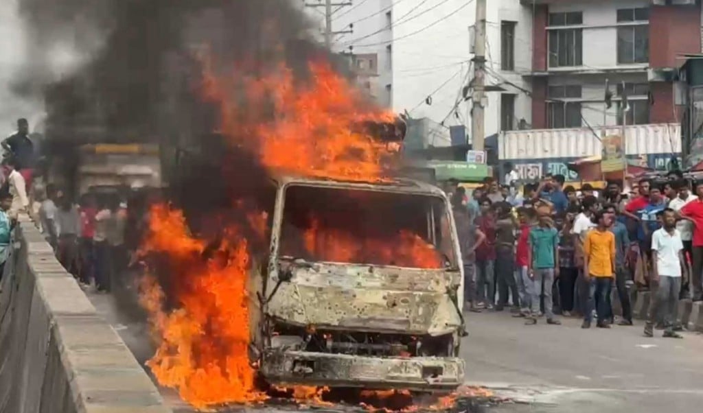 Pickup Set Ablaze in Ashulia Partial Damage Reported 1763449970 আশুলিয়া বাসস্ট্যান্ড এলাকায় পিকআপে অগ্নিসংযোগ