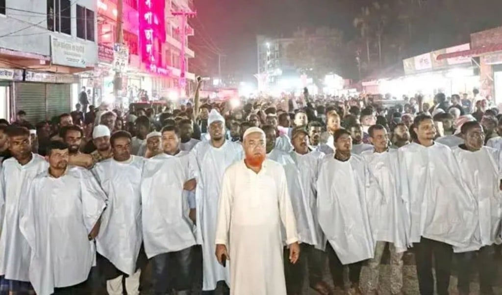 Protesters in Nangalkot Wear Burial Shrouds Demanding BNP Nomination Change 1764299195 বিএনপির মনোনয়ন বদলের দাবিতে নাঙ্গলকোটে কাফনের কাপড় পরে বিক্ষোভ
