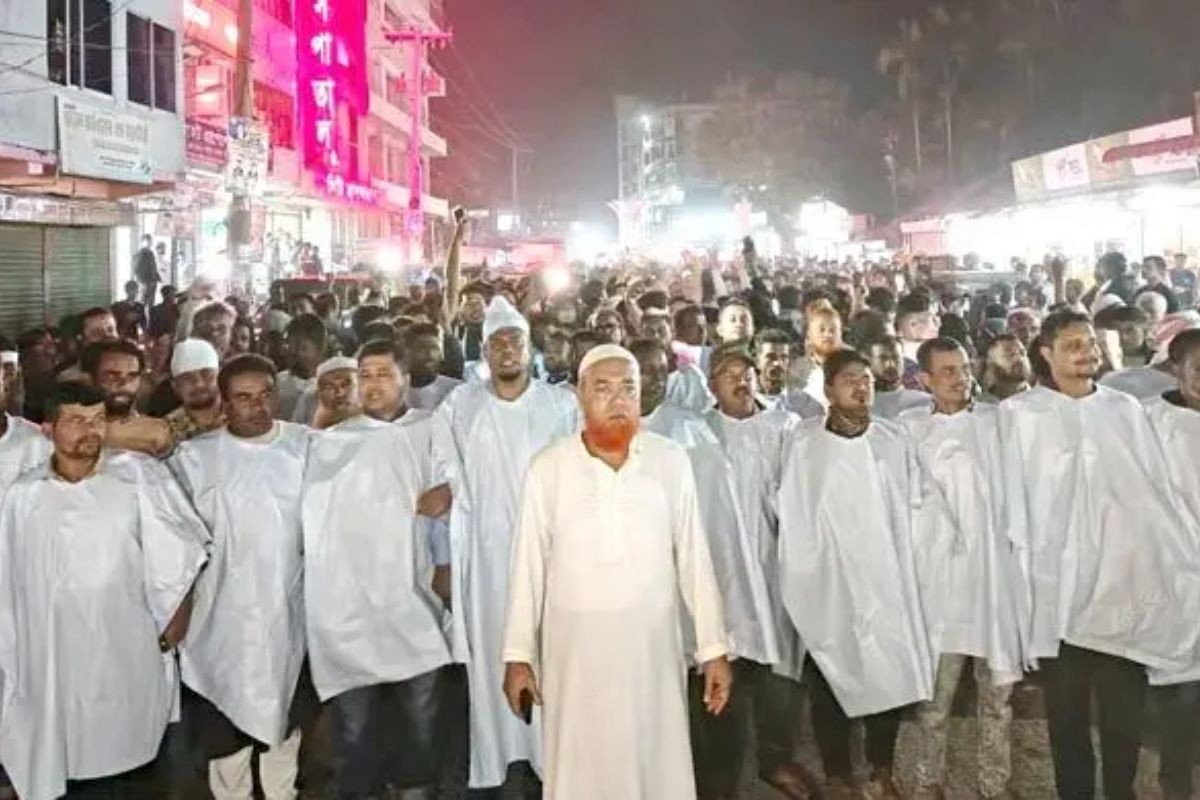 বিএনপির মনোনয়ন বদলের দাবিতে নাঙ্গলকোটে কাফনের কাপড় পরে বিক্ষোভ