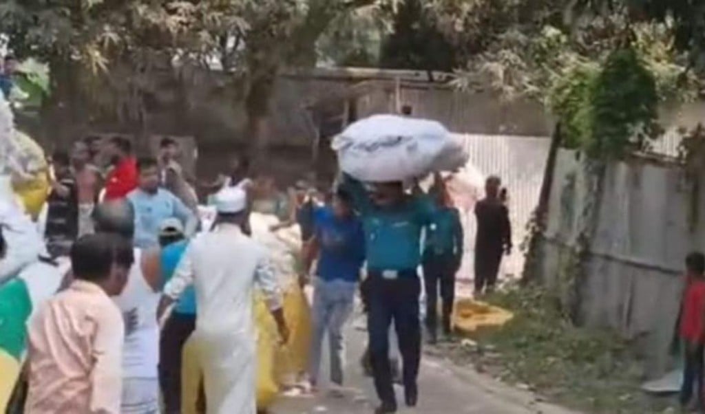Pubail OC Sets Example by Carrying Sacks through Fire 1763966582 আগুনে ঝাঁপ দিয়ে বস্তা মাথায় নিয়ে সাহসিকতার নজির স্থাপন করেছেন পূবাইল ওসি