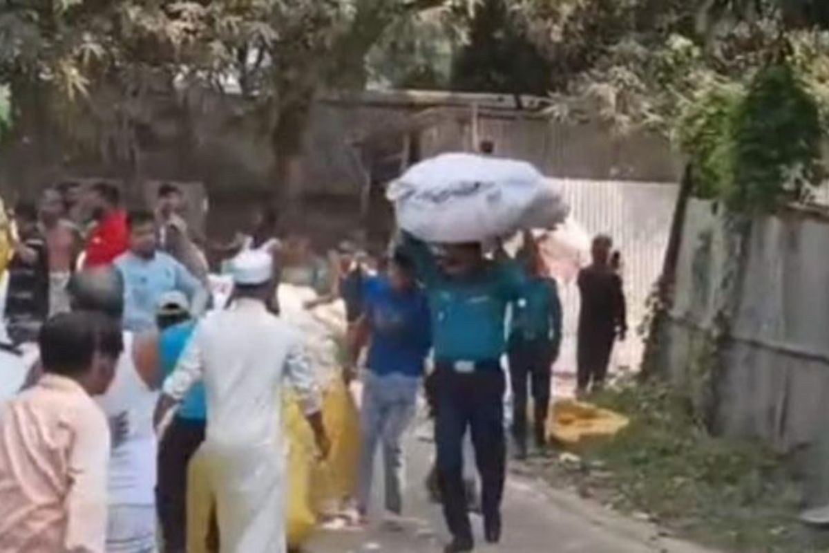 আগুনে ঝাঁপ দিয়ে বস্তা মাথায় নিয়ে সাহসিকতার নজির স্থাপন করেছেন পূবাইল ওসি