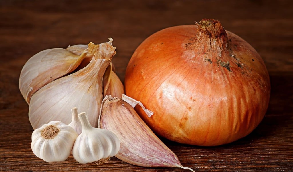 Regular Consumption of Onion and Garlic May Reduce Cancer Risk 1764393872 পেঁয়াজ ও রসুনের নিয়মিত খেলে ক্যানসারের ঝুঁকি কমে