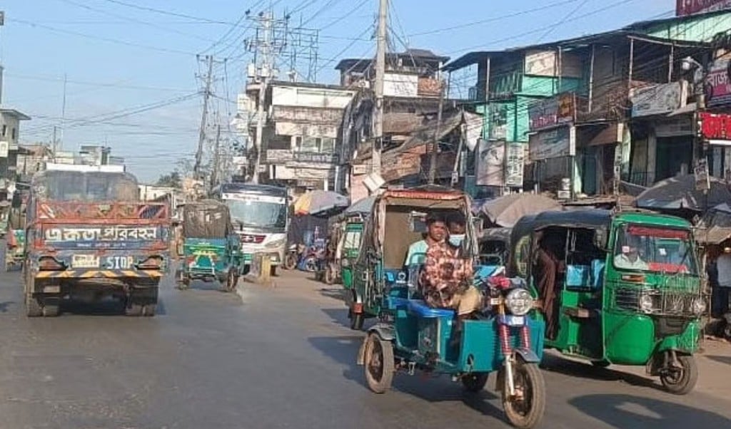 Road blockade lifted after three hours on Chattogram Coxs Bazar highway 1764495801 চট্টগ্রাম-কক্সবাজার সড়ক অবরোধ তিন ঘণ্টা পর শেষ