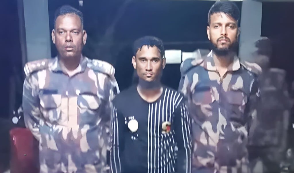 Rohingya Youth Arrested with Over One Lakh Yaba Tablets on Teknaf Border 1762919988 টেকনাফ সীমান্তে সোয়া এক লাখ ইয়াবাসহ রোহিঙ্গা যুবক আটক