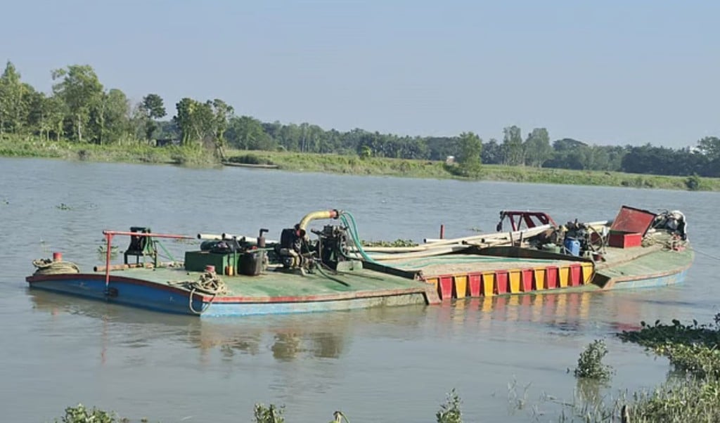 Sand Extraction from Halda Sand Filled Bulkhead Seized Two Arrested 1764225863 হালদা থেকে বালু উত্তোলন, বালুভর্তি বাল্কহেড জব্দ, দুজন গ্রেপ্তার