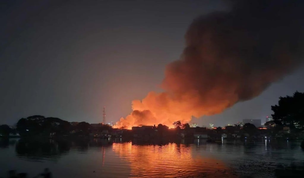 The fire at Korail slum has burnt down nearly 1500 houses 1764121990 কড়াইল বস্তিতে আগুনে পুড়েছে প্রায় দেড় হাজার ঘর