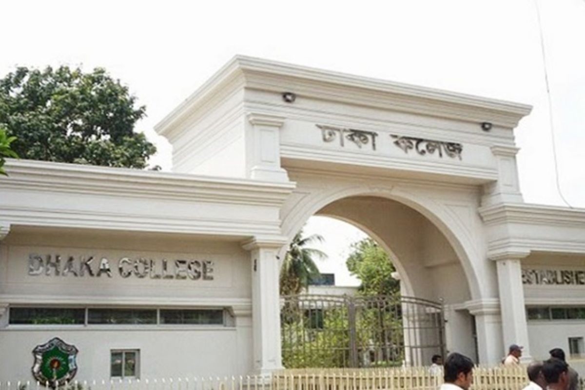 ঢাকা কলেজে শিক্ষার্থীদের হঠাৎ সড়ক অবরোধ
