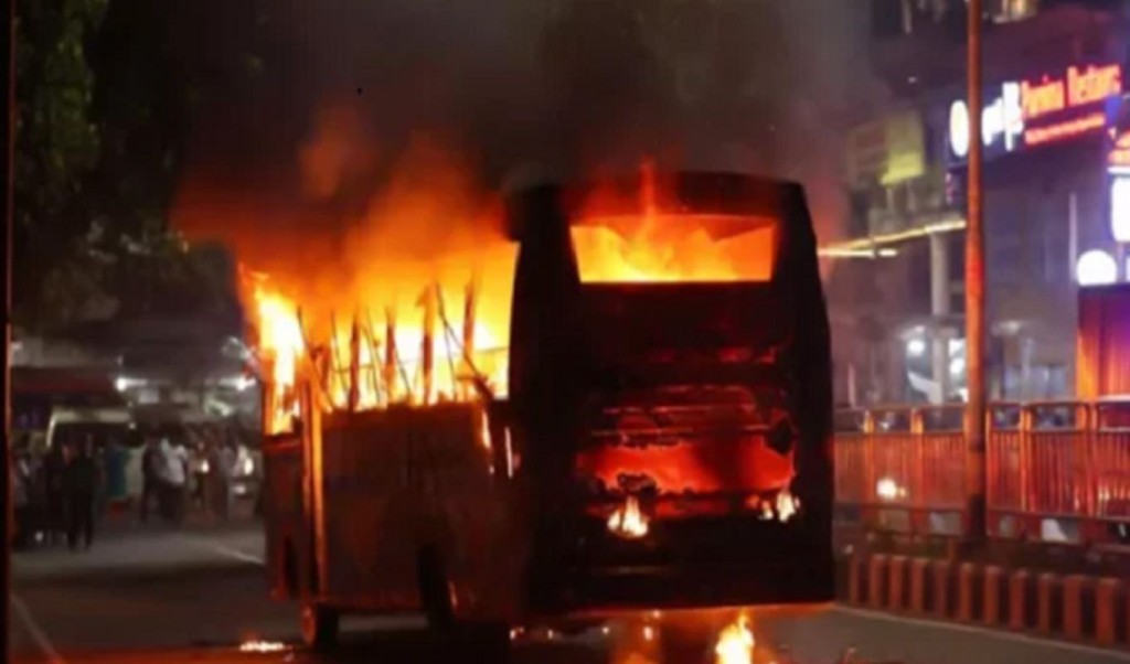 fire on the bus 1763348981 তিতুমীর কলেজ, আমতলী ও মেরুল বাড্ডায় ককটেল বিস্ফোরণ ও বাসে অগ্নিসংযোগ