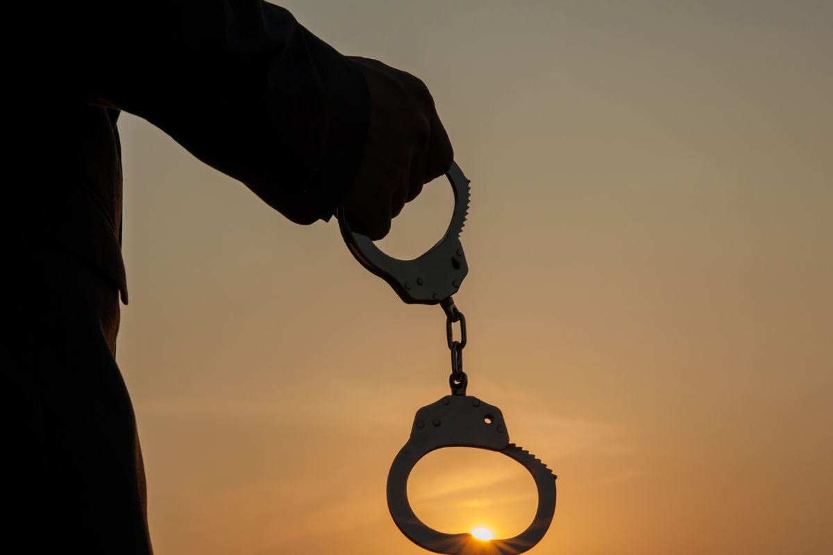 জীবিত স্বামীকে মৃত দেখিয়ে বীমার ২৫ লাখ টাকা হাতিয়ে নিলেন স্ত্রী