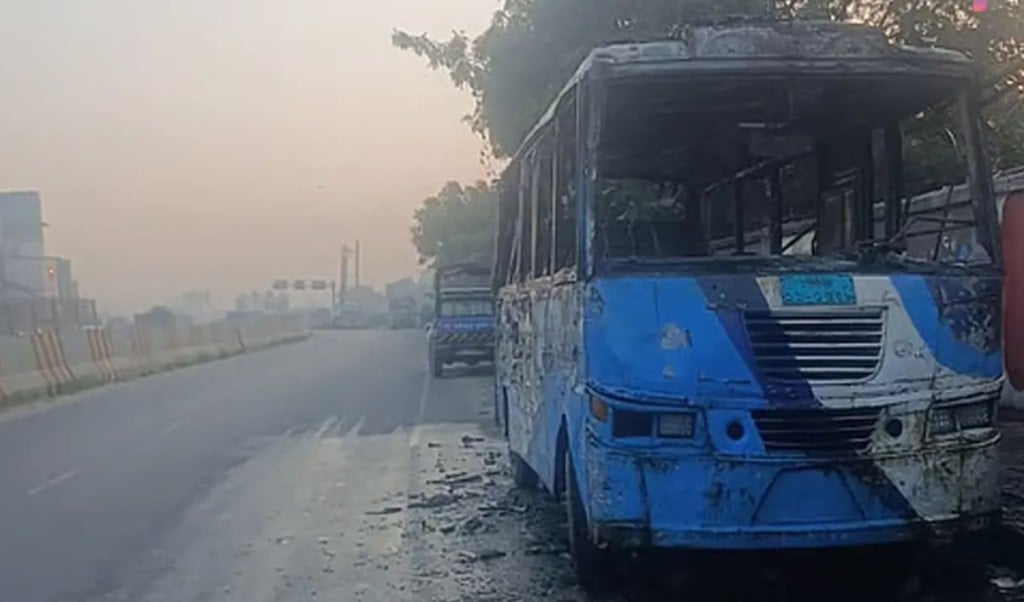 minibus catches fire in Siddhirganj 1763186299 সিদ্ধিরগঞ্জে মিনিবাসে আগুন
