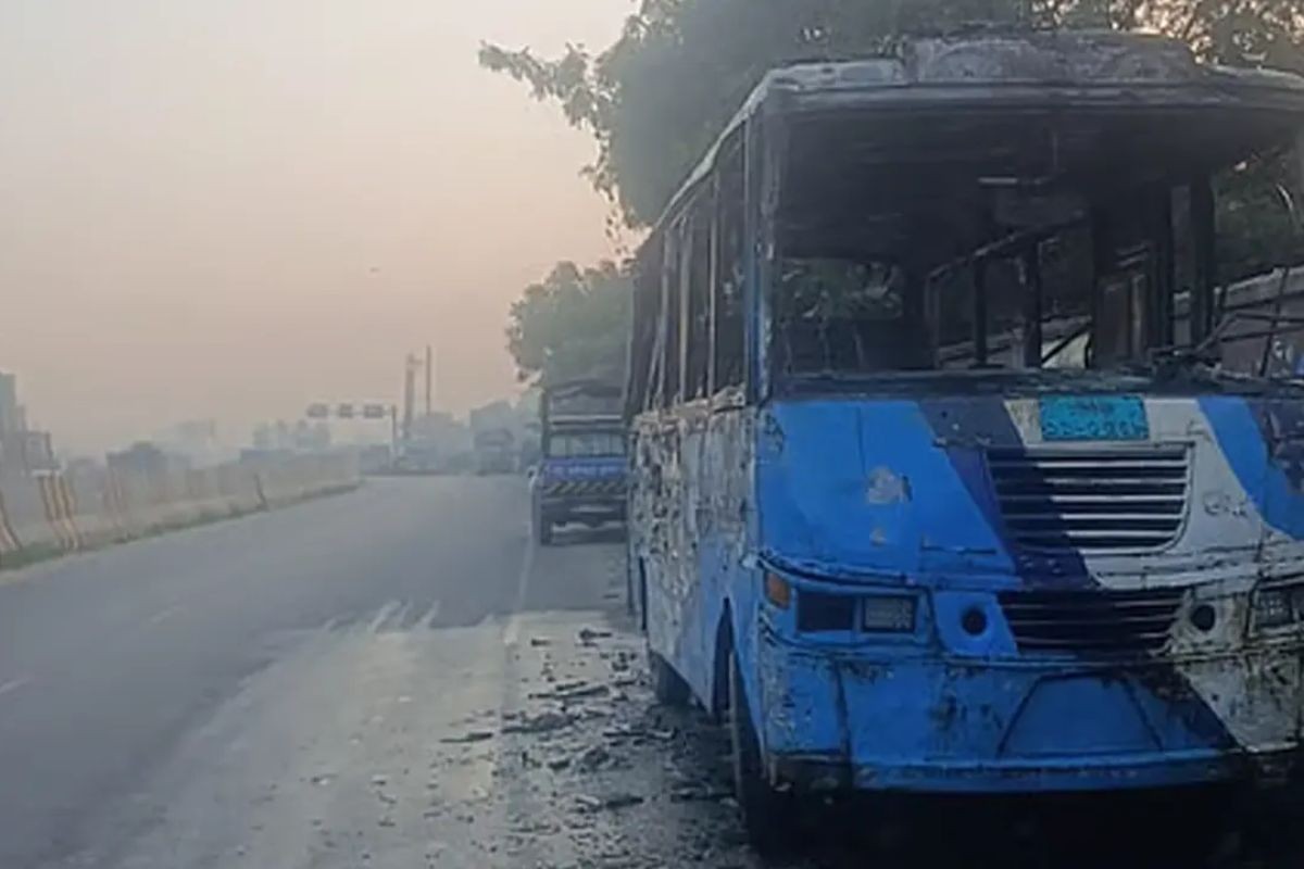 সিদ্ধিরগঞ্জে মিনিবাসে আগুন