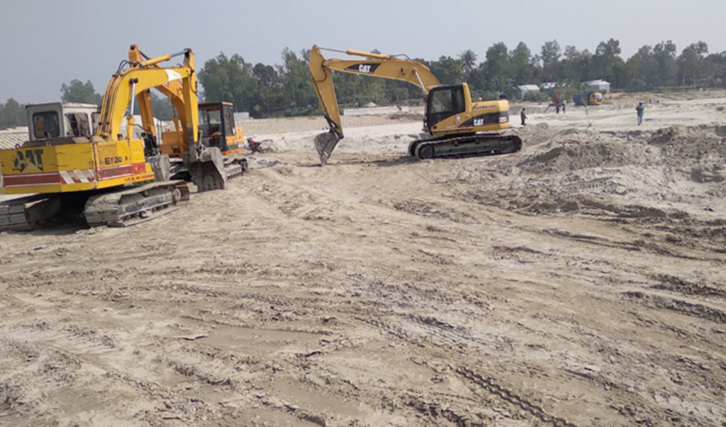 অবৈধ বালু উত্তোলনে বাধা দেওয়ায় হামলা ও গুলি ৪ জন আহত 1763206437 অবৈধ বালু উত্তোলনে বাধা দেওয়ায় হামলা ও গুলি, ৪ জন আহত