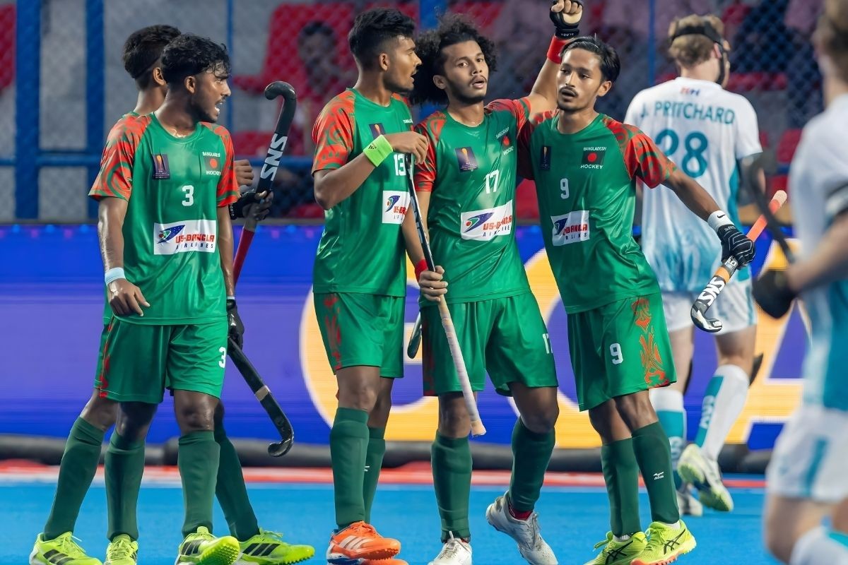 “আমিরুলের টানা হ্যাটট্রিক, কোরিয়ার কাছে ড্রয়ে উজ্জীবিত বাংলাদেশ”  সংবাদ বর্ণনা: