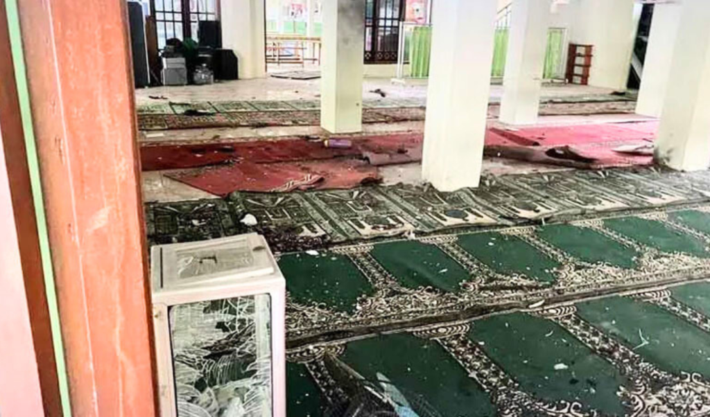 ইন্দোনেশিয়ার মসজিদে জুমার নামাজের সময় বিস্ফোরণ, ৫৪ আহত 4 ইন্দোনেশিয়ার মসজিদে জুমার নামাজের সময় বিস্ফোরণ ৫৪ আহত 1762522552 ইন্দোনেশিয়ার মসজিদে জুমার নামাজের সময় বিস্ফোরণ, ৫৪ আহত