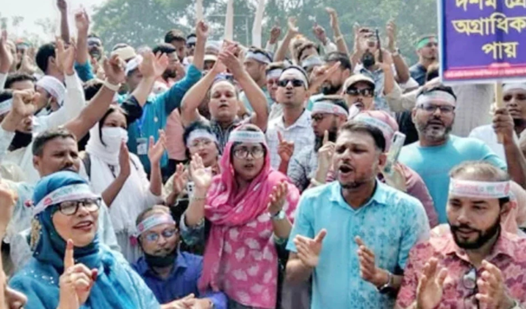 কাফনের কাপড় হাতে শিক্ষকরা শপথ ‘১০ম গ্রেড ছাড়া ফিরব না 1762691193 কাফনের কাপড় হাতে শিক্ষকরা শপথ: ‘১০ম গ্রেড ছাড়া ফিরব না’