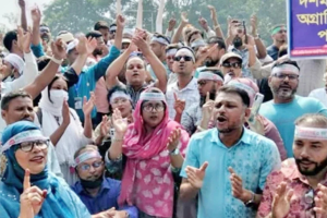 কাফনের কাপড় হাতে শিক্ষকরা শপথ: ‘১০ম গ্রেড ছাড়া ফিরব না’