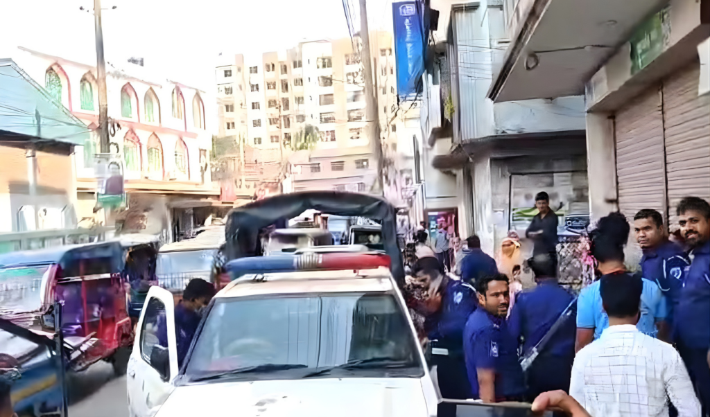 কুমিল্লায় অভিযান চলাকালে পুলিশের ওপর হামলা ৩ পুলিশ আহত 1763808439 কুমিল্লায় অভিযান চলাকালে পুলিশের ওপর হামলা, ৩ পুলিশ আহত