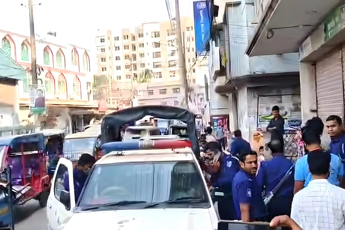 কুমিল্লায় অভিযান চলাকালে পুলিশের ওপর হামলা, ৩ পুলিশ আহত
