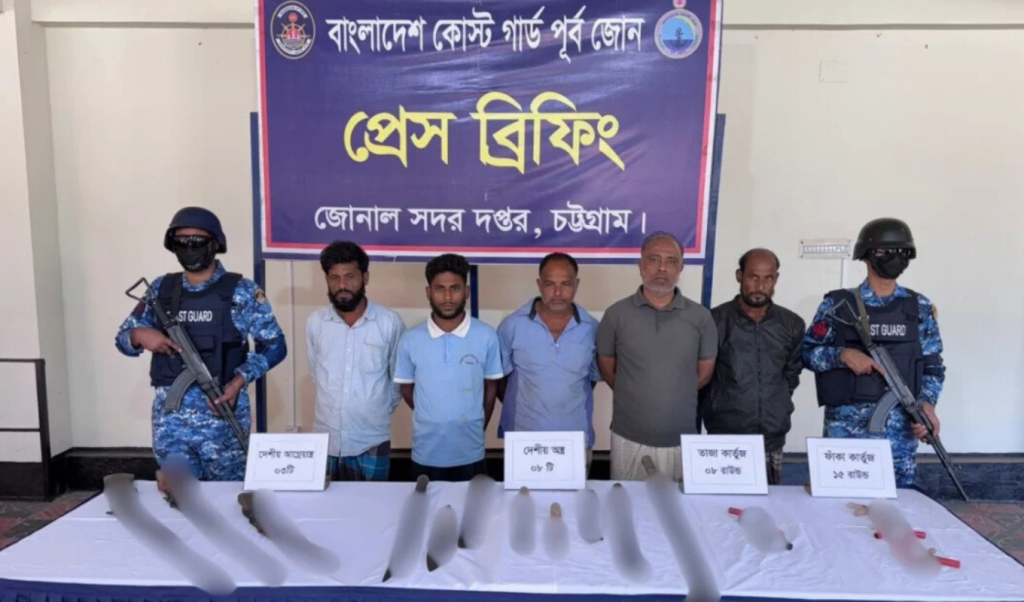 কোস্টগার্ডের গাড়িতে হামলা আসামি ছিনতাই চেষ্টার ঘটনায় ৫ জন আটক 1763035521 কোস্টগার্ডের গাড়িতে হামলা, আসামি ছিনতাই চেষ্টার ঘটনায় ৫ জন আটক