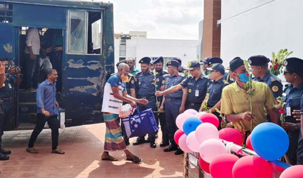 ফুলেল অভ্যর্থনায় খুলনায় যাত্রা শুরু আধুনিক কারাগারের 3 খুলনায় ১৪ বছর পর চালু আধুনিক কারাগার ফুল দিয়ে বন্দিদের বরণ 1761988491 ফুলেল অভ্যর্থনায় খুলনায় যাত্রা শুরু আধুনিক কারাগারের