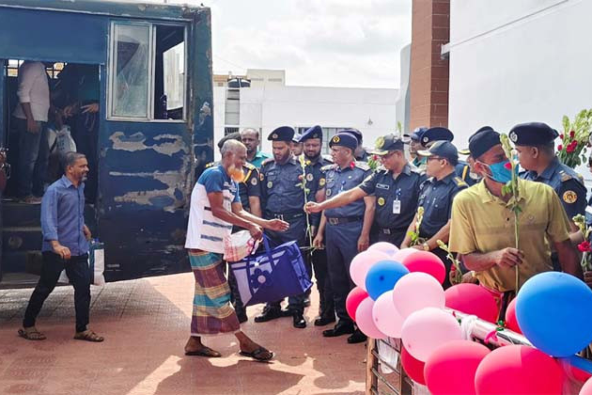 ফুলেল অভ্যর্থনায় খুলনায় যাত্রা শুরু আধুনিক কারাগারের
