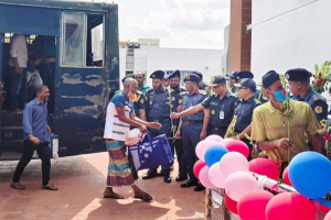 ফুলেল অভ্যর্থনায় খুলনায় যাত্রা শুরু আধুনিক কারাগারের