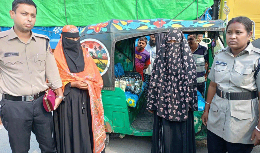 গাইবান্ধায় ৫০ বোতল ফেনসিডিলসহ দুই নারী গ্রেপ্তার 1763643760 গাইবান্ধায় ৫০ বোতল ফেনসিডিলসহ দুই নারী গ্রেপ্তার