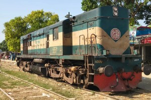 গোয়ালন্দে পোড়াদহগামী শাটল ট্রেনের ইঞ্জিন লাইনচ্যুত