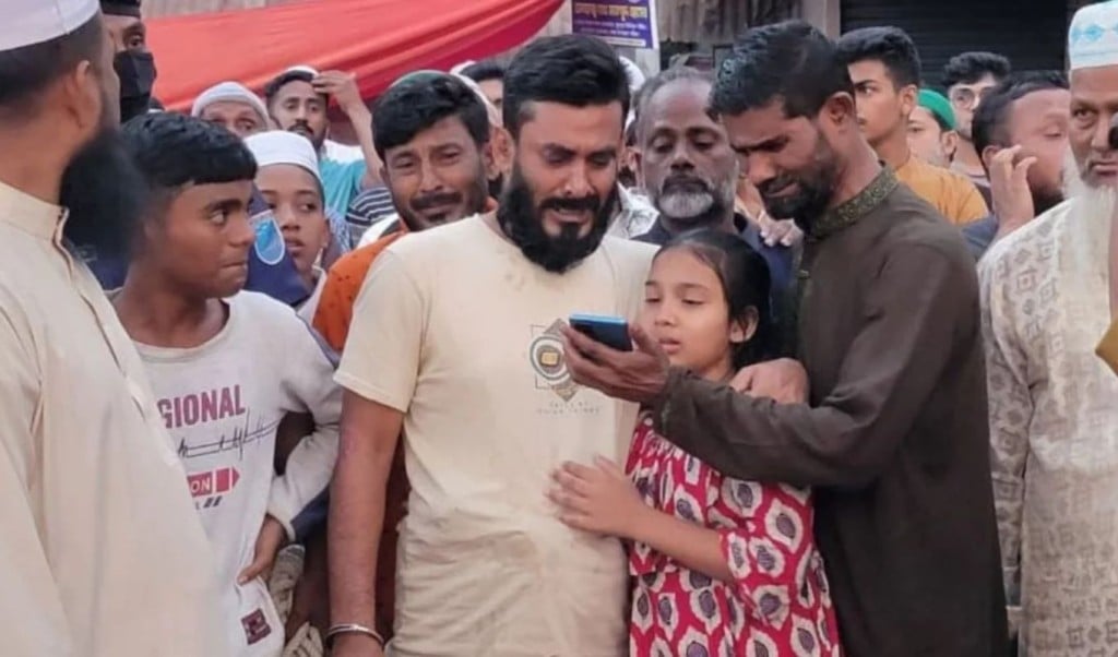 গ্রেপ্তারের তিন দিন পর অন্তঃসত্ত্বা স্ত্রীর জানাজায় অংশ নেন যুবলীগ কর্মী 1762838344 গ্রেপ্তারের তিন দিন পর অন্তঃসত্ত্বা স্ত্রীর জানাজায় অংশ নেন যুবলীগ কর্মী