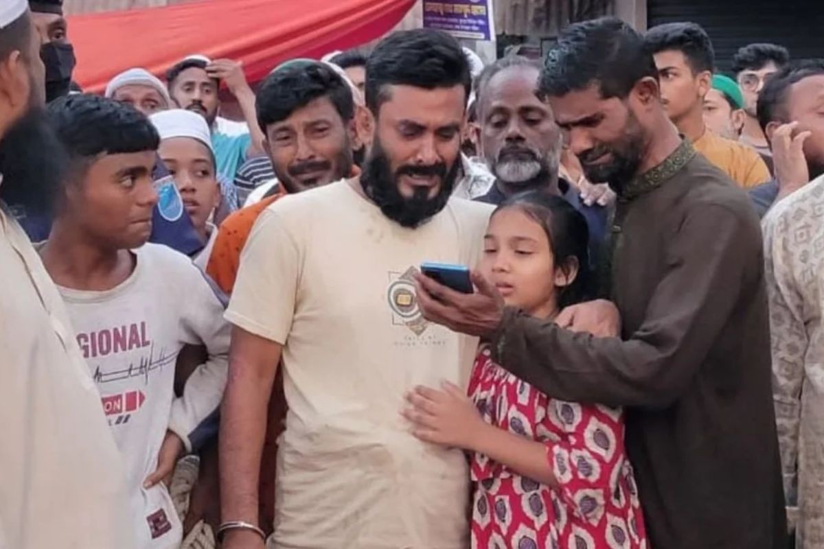 গ্রেপ্তারের তিন দিন পর অন্তঃসত্ত্বা স্ত্রীর জানাজায় অংশ নেন যুবলীগ কর্মী