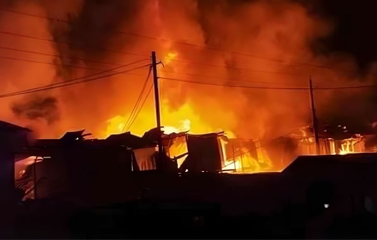 চট্টগ্রামে অগ্নিকাণ্ডে পুড়ে গেল পাঁচটি দোকান