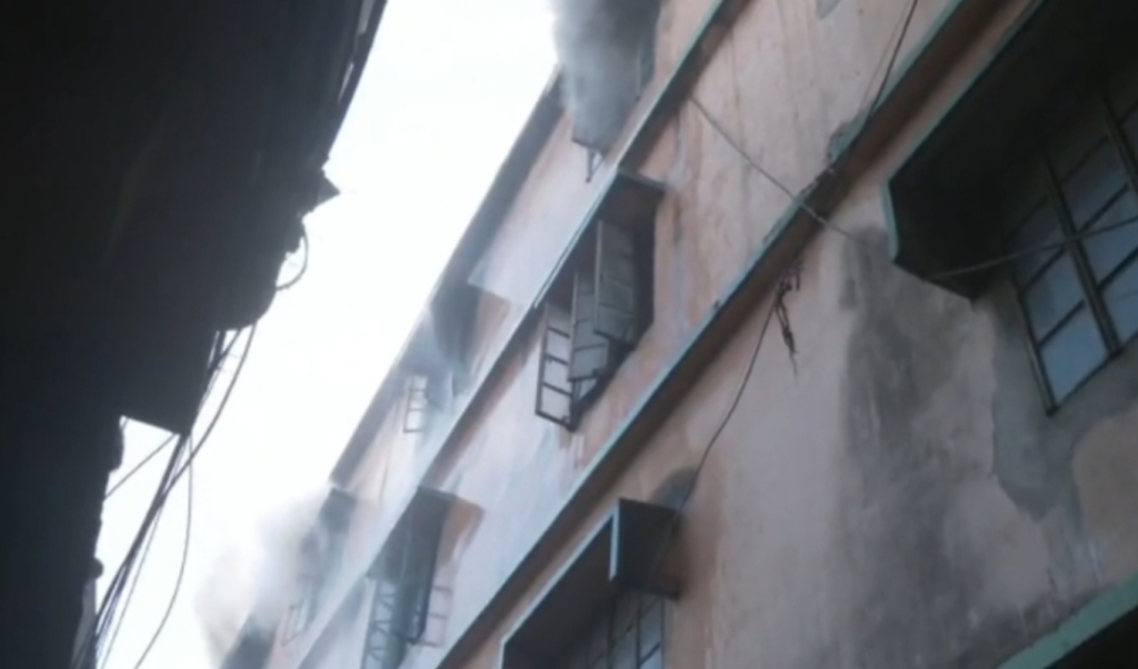 চট্টগ্রামে বাণিজ্য ভবনের গোডাউনে আগুন নিয়ন্ত্রণে ফায়ার সার্ভিসের ৭ ইউনিট 1763975768 চট্টগ্রামে বাণিজ্য ভবনের গোডাউনে আগুন, নিয়ন্ত্রণে ফায়ার সার্ভিসের ৭ ইউনিট