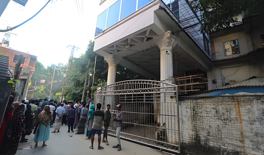চট্টগ্রামে সাবেক শিক্ষামন্ত্রী মহিবুলের বাসায় পুলিশি অভিযান, সাতজন আটক 3 চট্টগ্রামে সাবেক শিক্ষামন্ত্রী মহিবুলের বাসায় পুলিশি অভিযান সাতজন আটক 1762951105 চট্টগ্রামে সাবেক শিক্ষামন্ত্রী মহিবুলের বাসায় পুলিশি অভিযান, সাতজন আটক