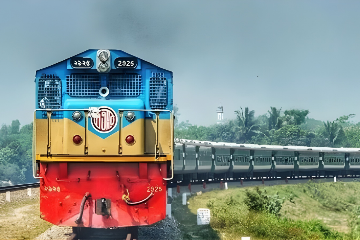 চলন্ত ট্রেনে পেট্রোল বোমা নিক্ষেপ