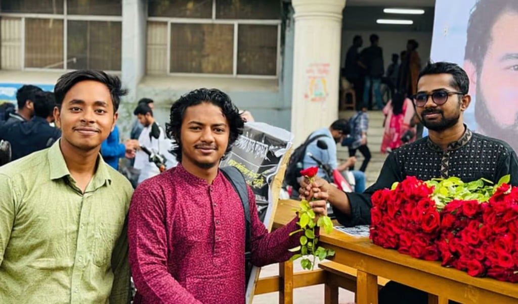জগন্নাথের শিক্ষার্থী নূরনবীর ক্যানসার চিকিৎসায় সহায়তায় ফুল বিক্রি 1762750881 জগন্নাথের শিক্ষার্থী নূরনবীর ক্যানসার চিকিৎসায় সহায়তায় ফুল বিক্রি