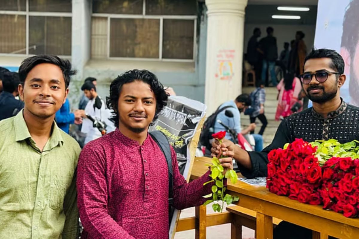 জগন্নাথের শিক্ষার্থী নূরনবীর ক্যানসার চিকিৎসায় সহায়তায় ফুল বিক্রি