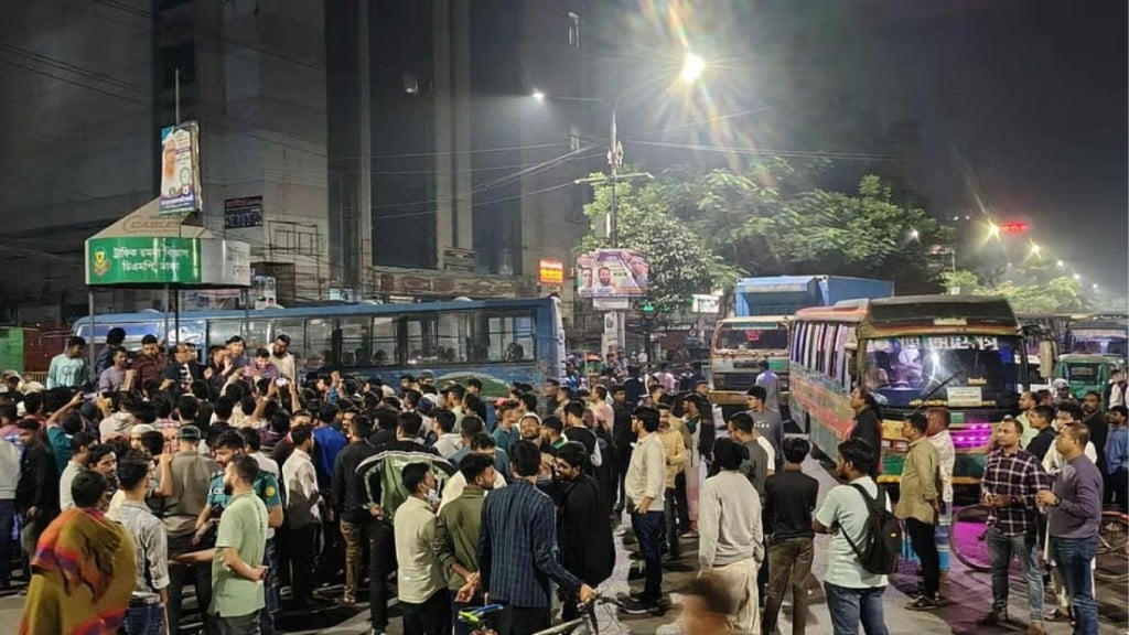 ঝুঁকিপূর্ণ হল সংস্কারের দাবিতে ঢাকা কলেজ শিক্ষার্থীদের সড়ক অবরোধ 1 1763753975 ঝুঁকিপূর্ণ হল সংস্কারের দাবিতে ঢাকা কলেজ শিক্ষার্থীদের সড়ক অবরোধ