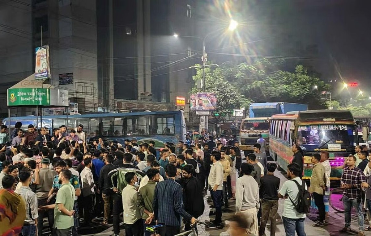ঝুঁকিপূর্ণ হল সংস্কারের দাবিতে ঢাকা কলেজ শিক্ষার্থীদের সড়ক অবরোধ