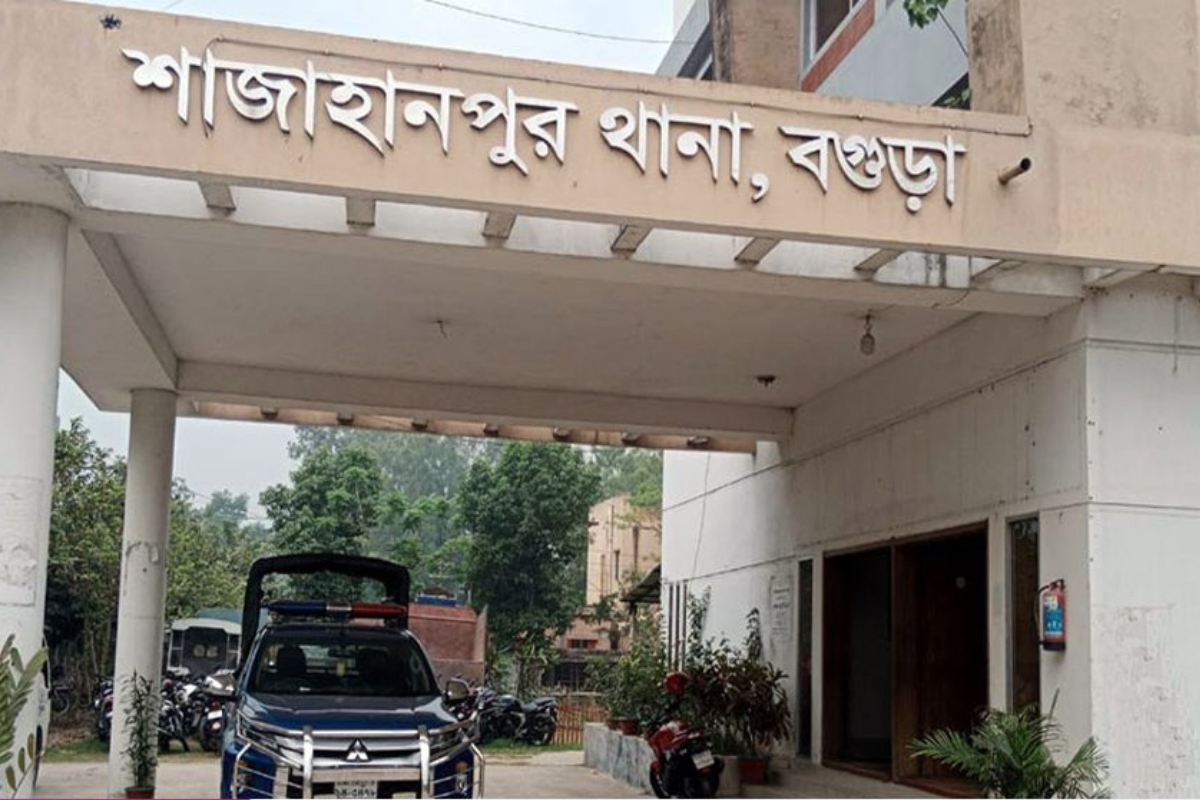 ঝুলন্ত মায়ের পাশে দুই সন্তানের গলাকাটা লাশ