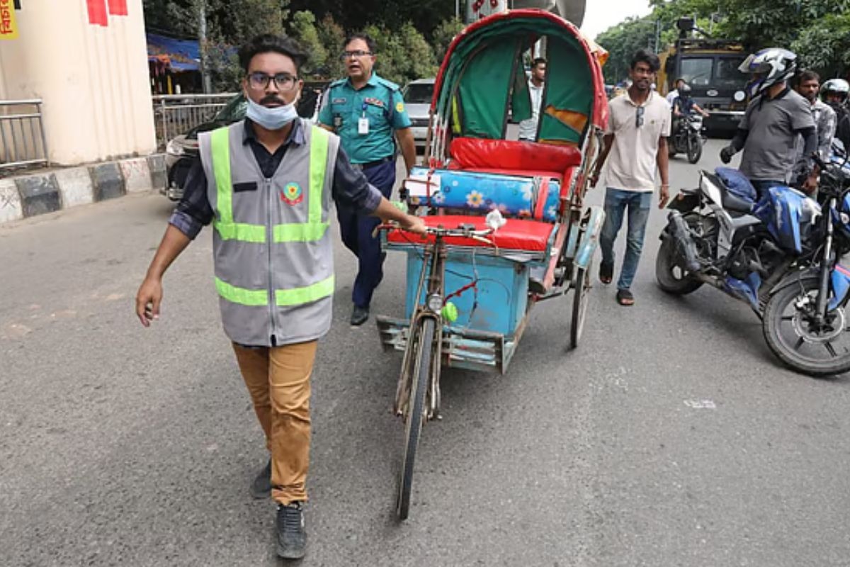 ট্রাফিক সহায়কদের খণ্ডকালীন চাকরি: শিক্ষার্থীদের সুবিধার চেয়ে ঝুঁকি বেশি
